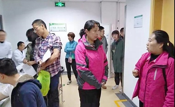 图1：紫竹院街道办事处副主任王战欧现场慰问献血志愿者。.jpg