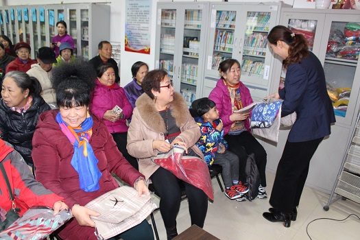 (西三旗街道小营联合社区工作信息第17期)小营联合社区开展“千变王-丝巾围巾系法培训”活动 (1).JPG