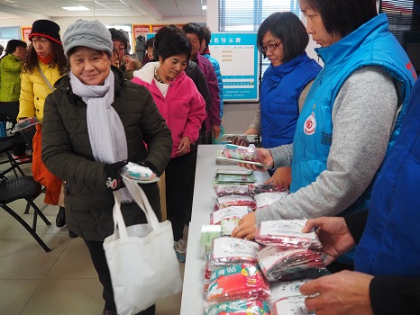 发放宣传品.JPG
