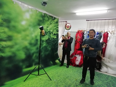 （西三旗街道清景园社区信息第144期）西三旗街道清景园社区开展 留住幸福和甜蜜 免费为老人照婚纱照.jpg