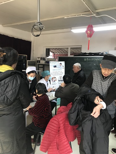 定慧西里口腔义诊测量血压.jpg