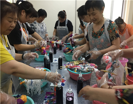 （建材西里社区第50期信息）建材西里社区开展扎染制作活动 体验国韵扎染文化魅力2.jpg
