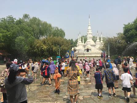 说明: D:\邱妍娟-街道\关于进行“文化@海淀--海淀公共文化服务数字平台”数据初始化信息采集工作的通知\活动信息\2019\海南北\2019-5-17海淀南路北社区“爱国主义教育基地”参观活动\参加傣族泼水节.jpg