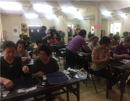 201906281561700270950543.jpg (建材西里社区第64期信息)建材西里社区 花开六月 体验生活之美 手工包制作活动.JPG