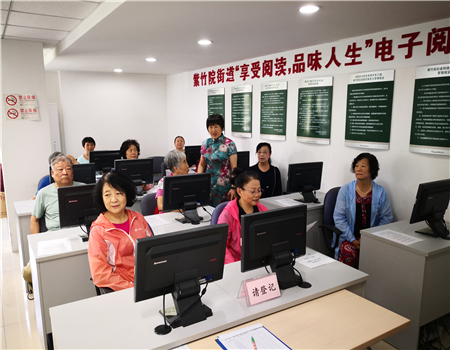 图1：吕老师介绍电子阅览的知识.jpg