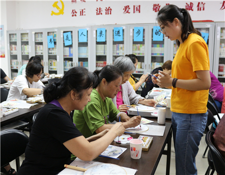 201907191563500690938426.jpg (西三旗街道小营联合社区工作信息7月第8期)手绘团扇2.JPG