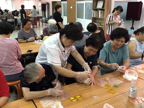 201909191568880790761168.jpg 制作月饼 (3).jpg